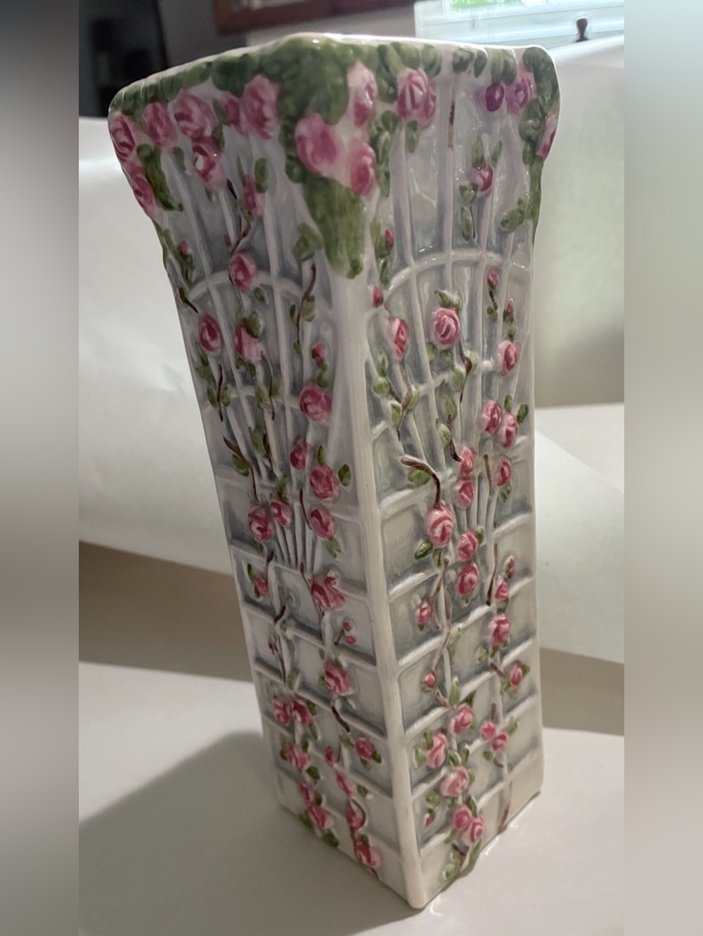 Vtg 1980s Garden Trellis Climbing Raised Pink Roses Vase.  EUC. Made Taiwan. EUC